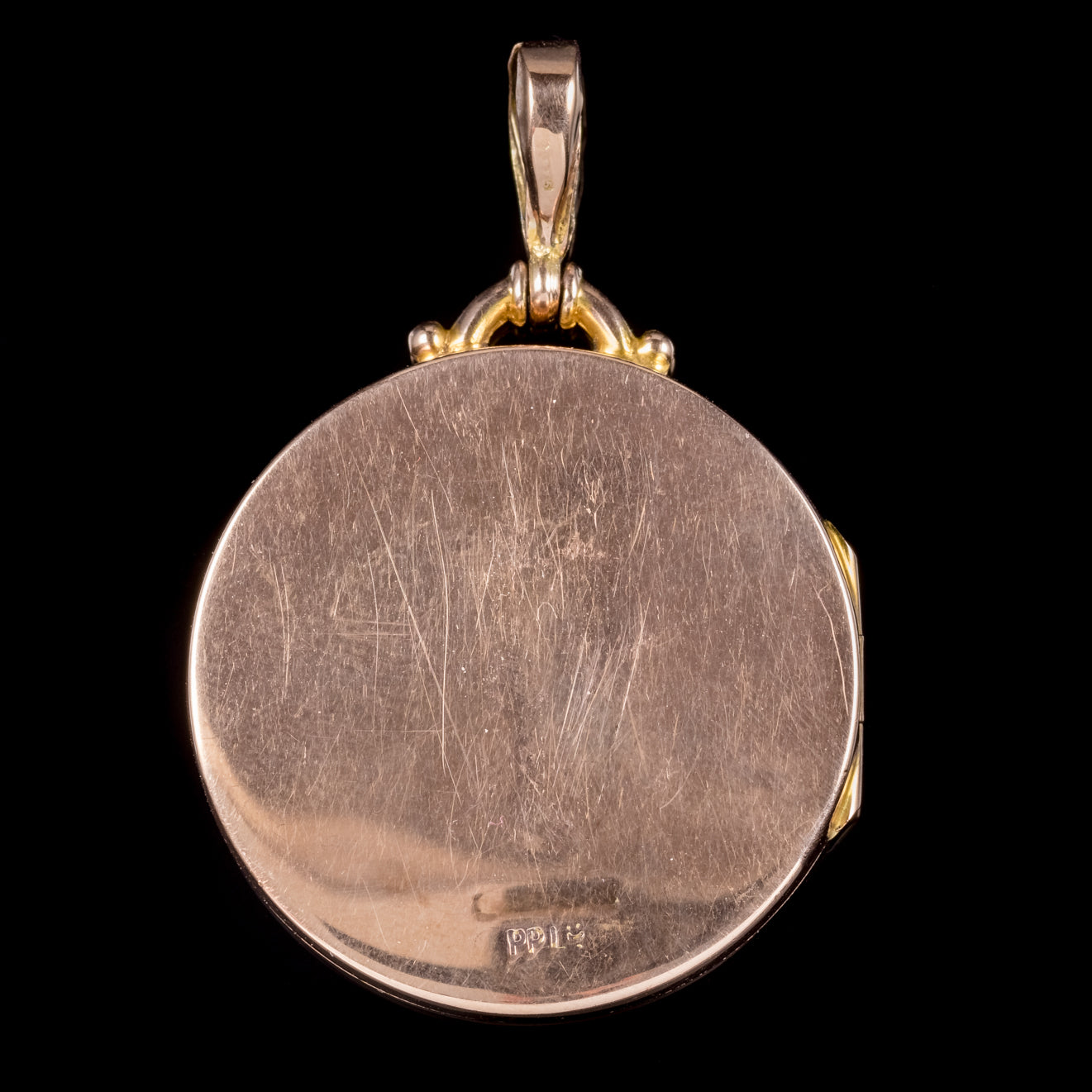 ANTIQUE VICTORIAN 9CT ROSE GOLD ROUND ENGRAVED LOCKET CIRCA 1900