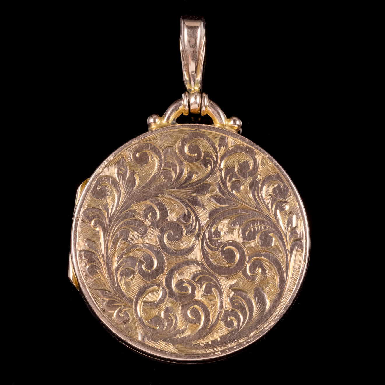ANTIQUE VICTORIAN 9CT ROSE GOLD ROUND ENGRAVED LOCKET CIRCA 1900